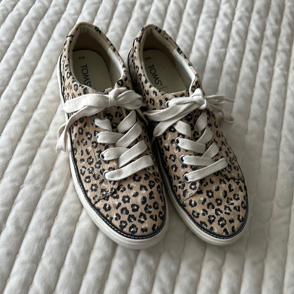 Size 9 Leopard Print Toms Sneakers (035)